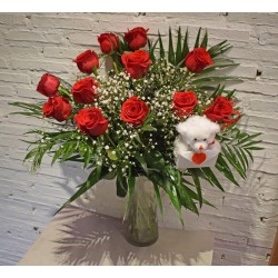 Docena de Rosas Largas con Jarrón y Oso de Peluche